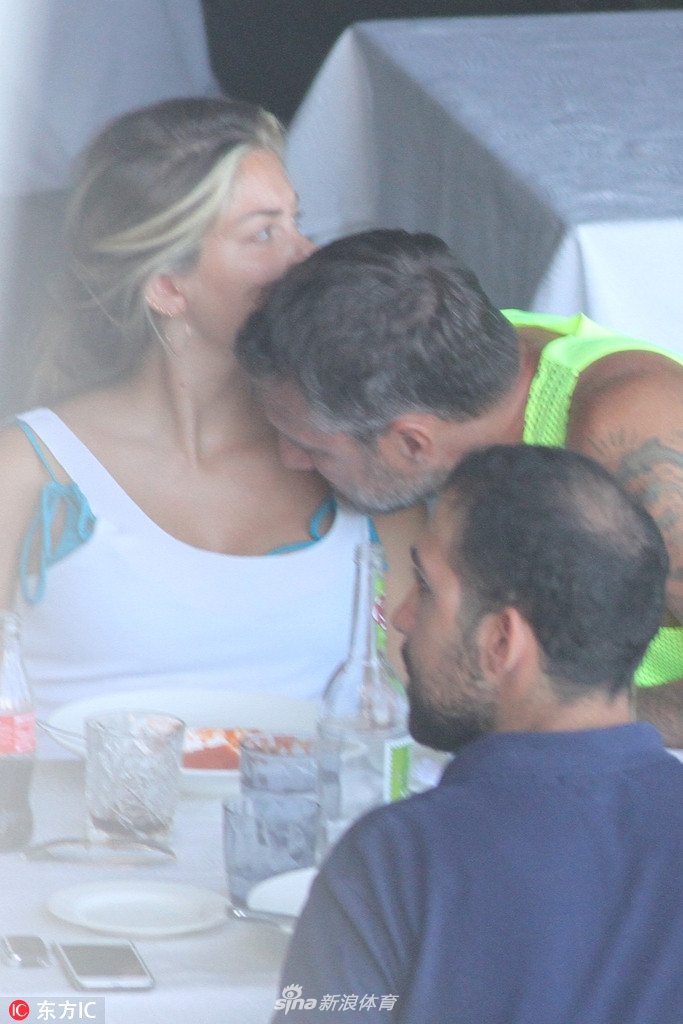 目瞪狗呆！维耶里外出就餐啃怀孕女友胸