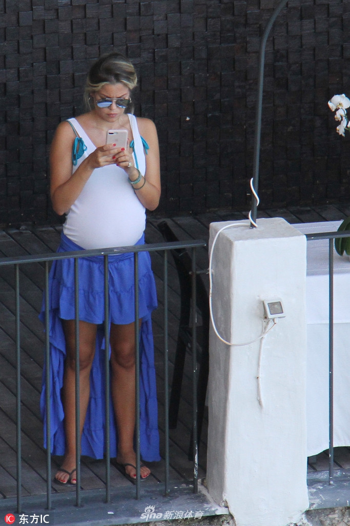 目瞪狗呆！维耶里外出就餐啃怀孕女友胸