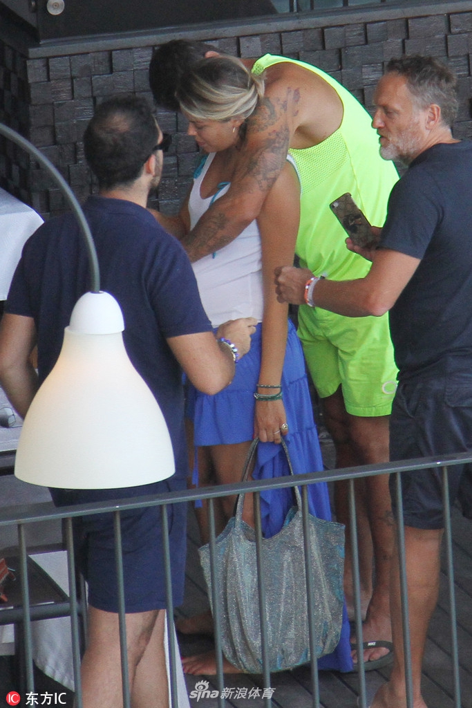 目瞪狗呆！维耶里外出就餐啃怀孕女友胸