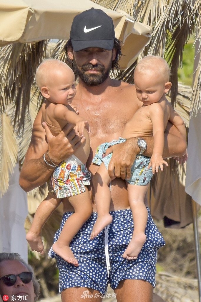 不忍直视！皮尔洛水中嬉戏尽情放飞自我