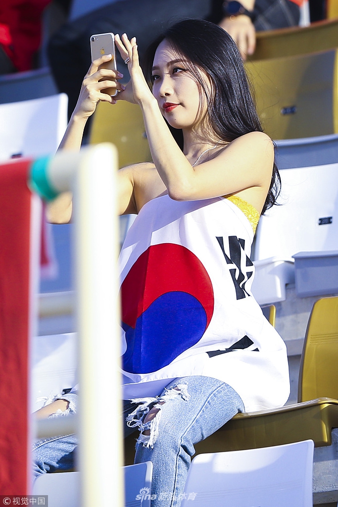 韩国美女球迷国旗抹胸看台助威