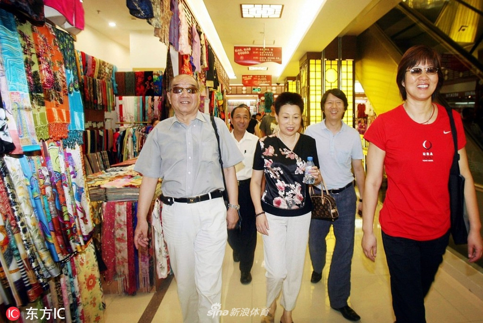 郎平与父亲逛街