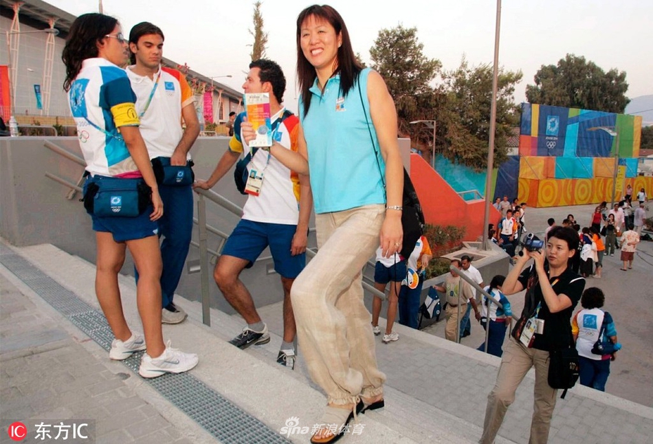 郎平一席轻装现身雅典奥运会