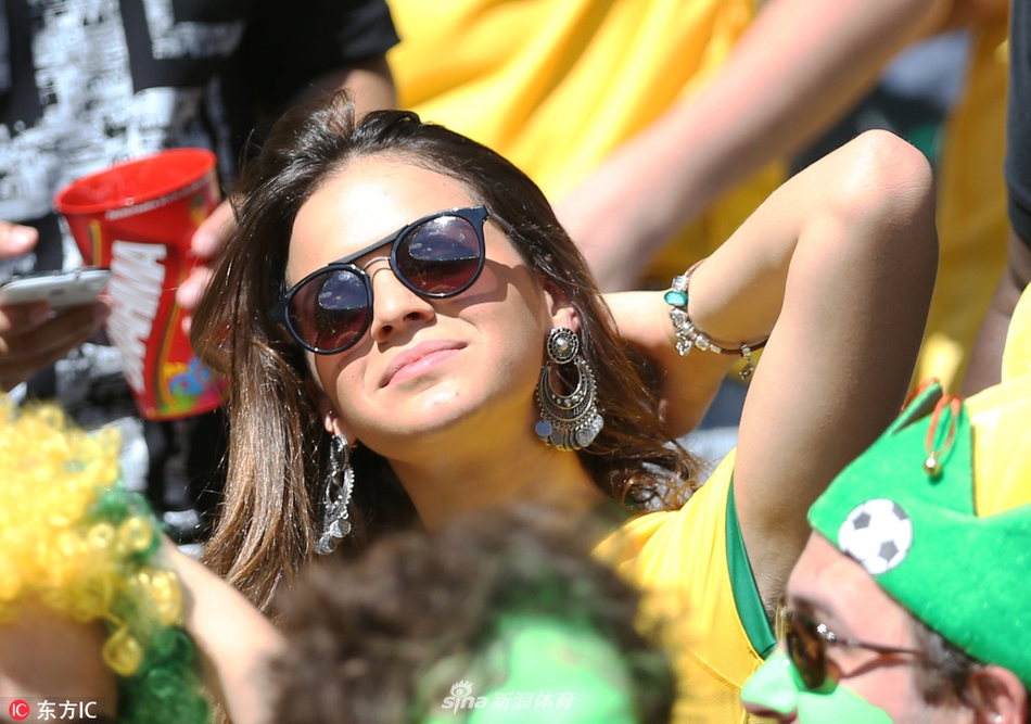 枕边红颜:内马尔女友布鲁娜_高清图集_新浪网