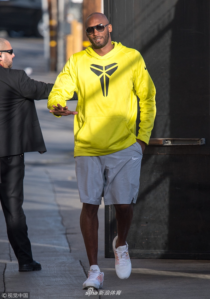 男神V5！科比录节目亮黄卫衣比V卖萌