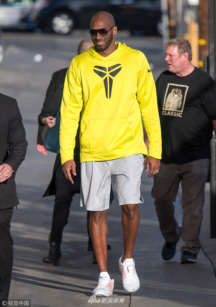 男神V5！科比录节目亮黄卫衣比V卖萌