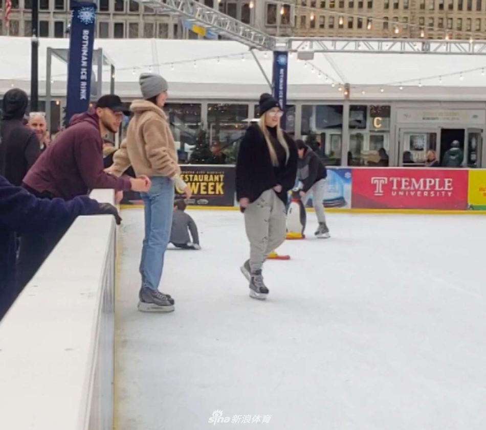 詹娜与西蒙斯约会 大秀滑冰技巧变“冰上飞人”
