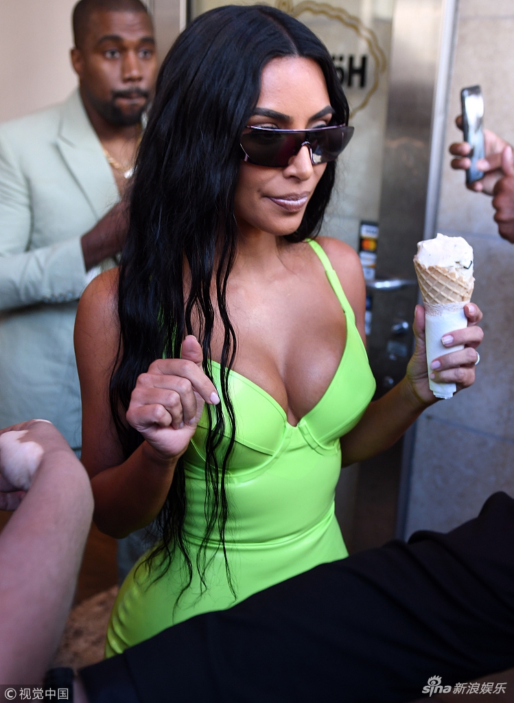 仙女不用走！卡戴珊上下车被老公公主抱