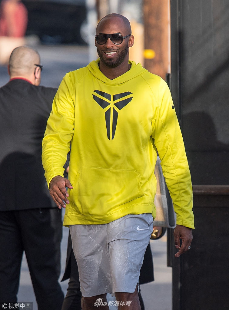 男神V5！科比录节目亮黄卫衣比V卖萌