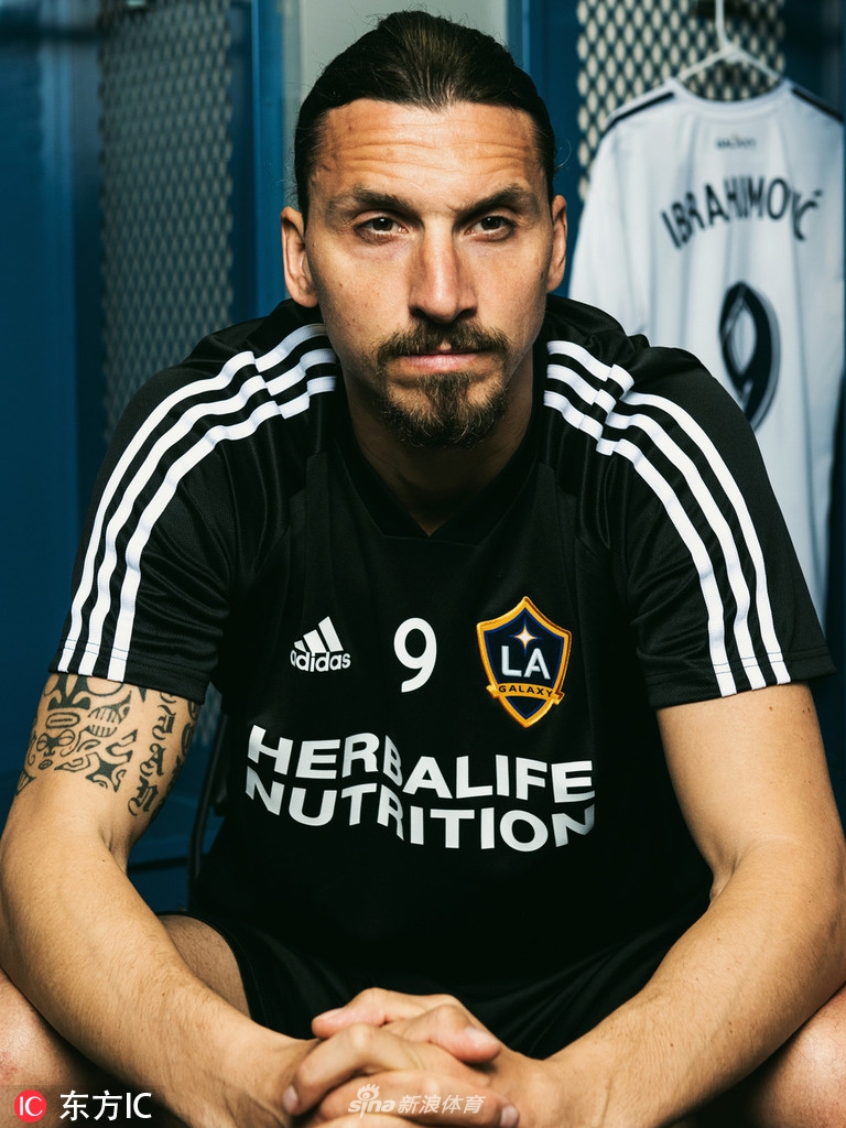 伊布拉希莫维奇拍摄更衣室写真_高清图集_新浪网