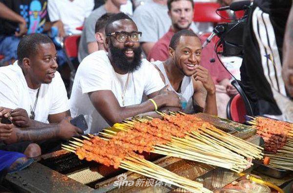 长得像卖羊肉串的怪我咯