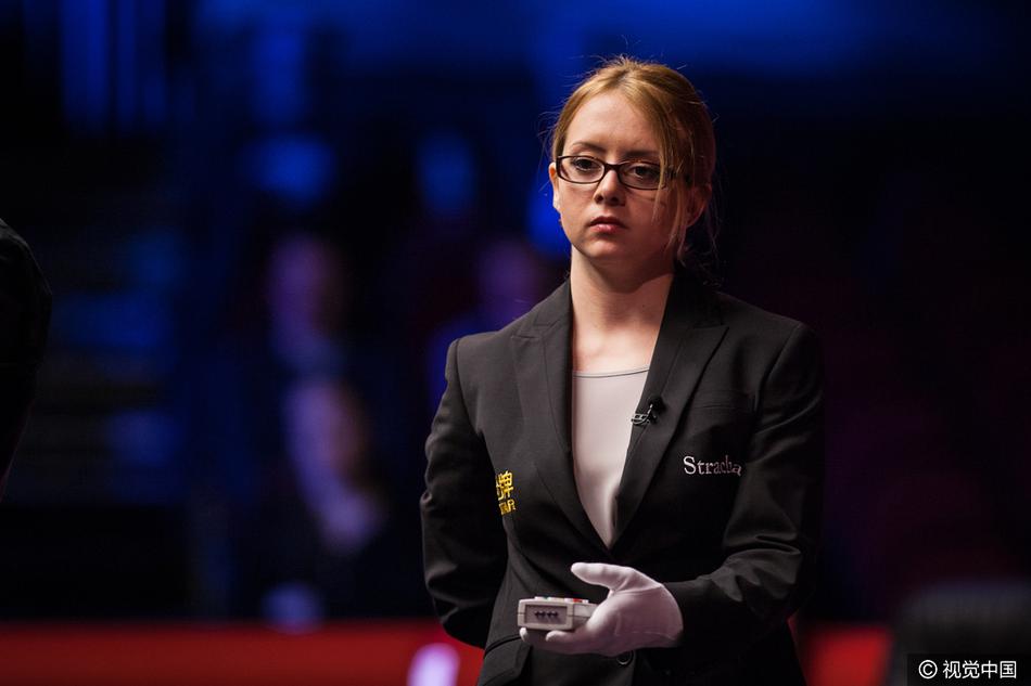 英格兰选手斯图尔特-宾汉姆,保加利亚裁判黛西斯拉法-波奇洛娃执裁