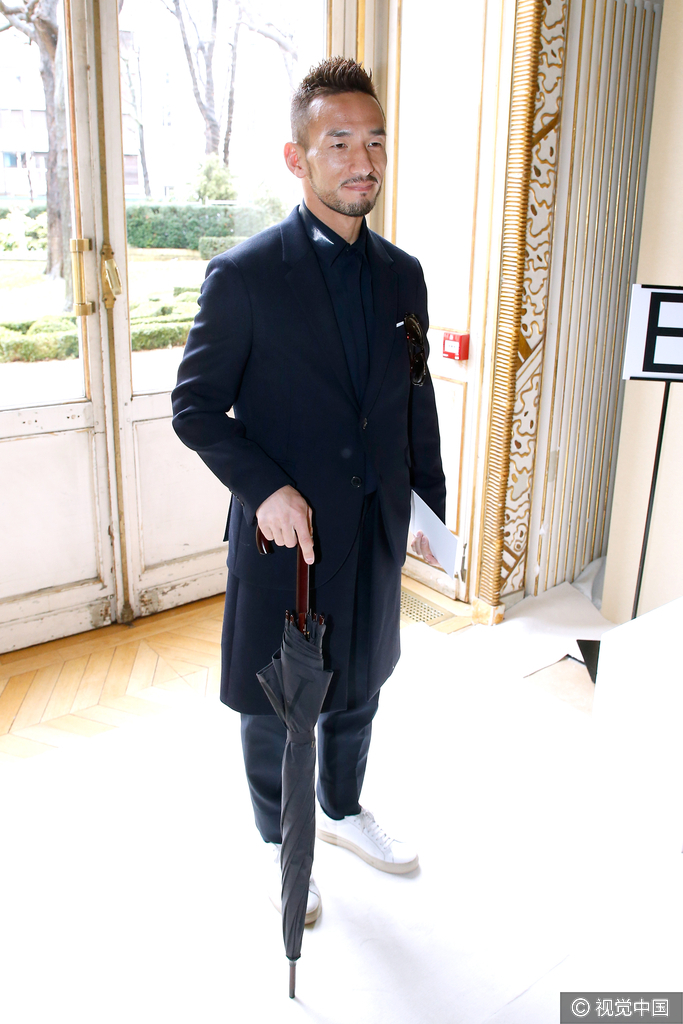 中田英寿现身巴黎时装周日范十足