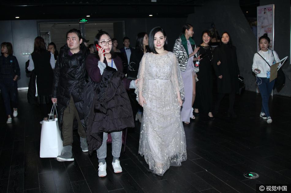 刘璇自提纱裙神撞脸张柏芝