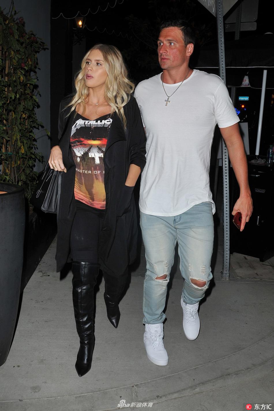 罗切特与娇妻共进晚餐甜蜜相伴