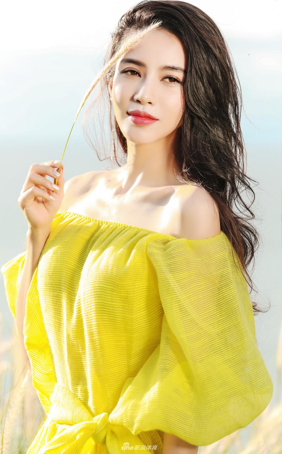 足球宝贝潘霜霜美艳写真凸显好身材