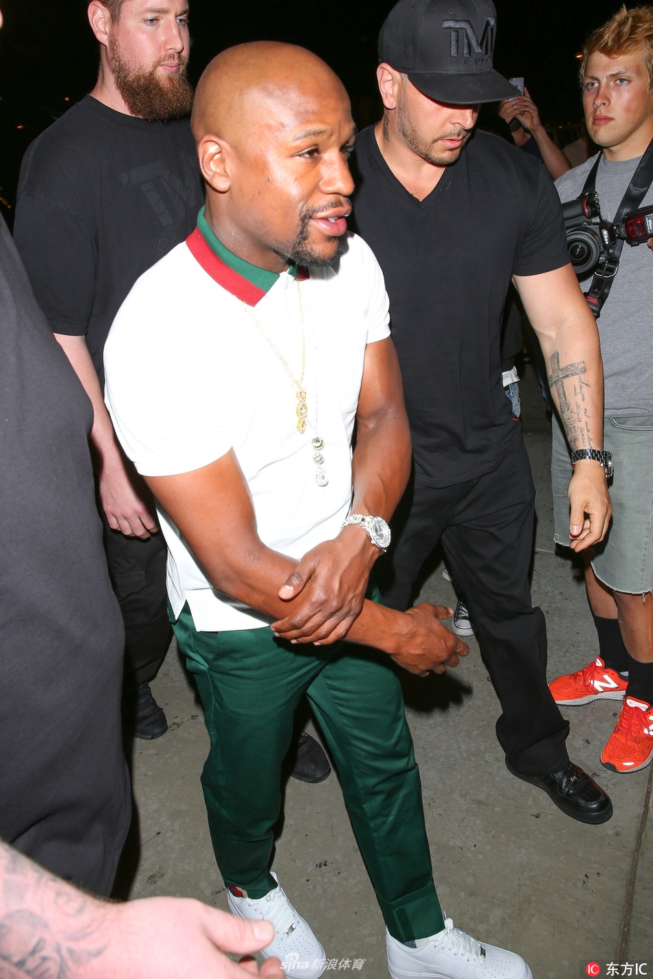 梅威瑟深夜现身对镜头竖拇指