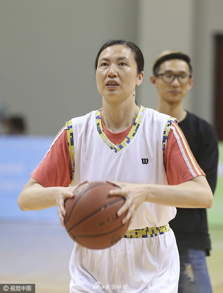 女排功勋周苏红跨界打篮球做慈善