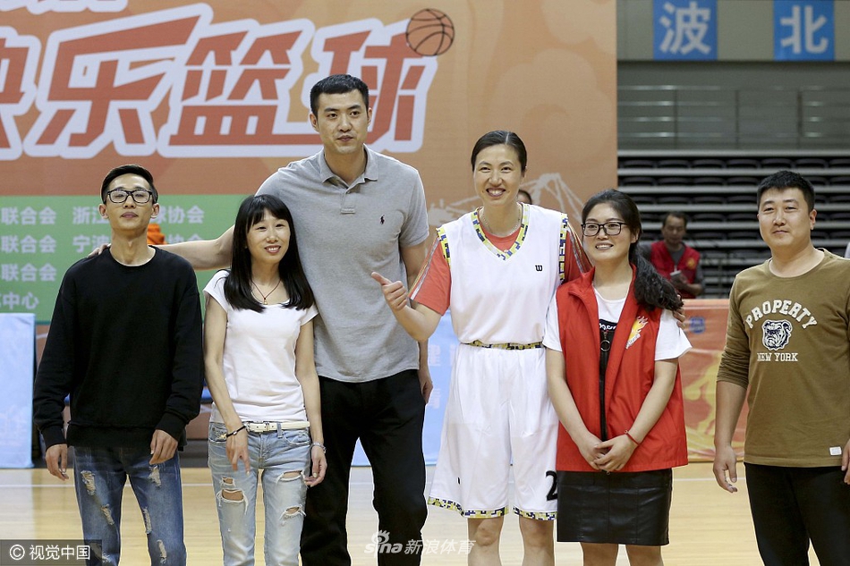 女排功勋周苏红跨界打篮球做慈善