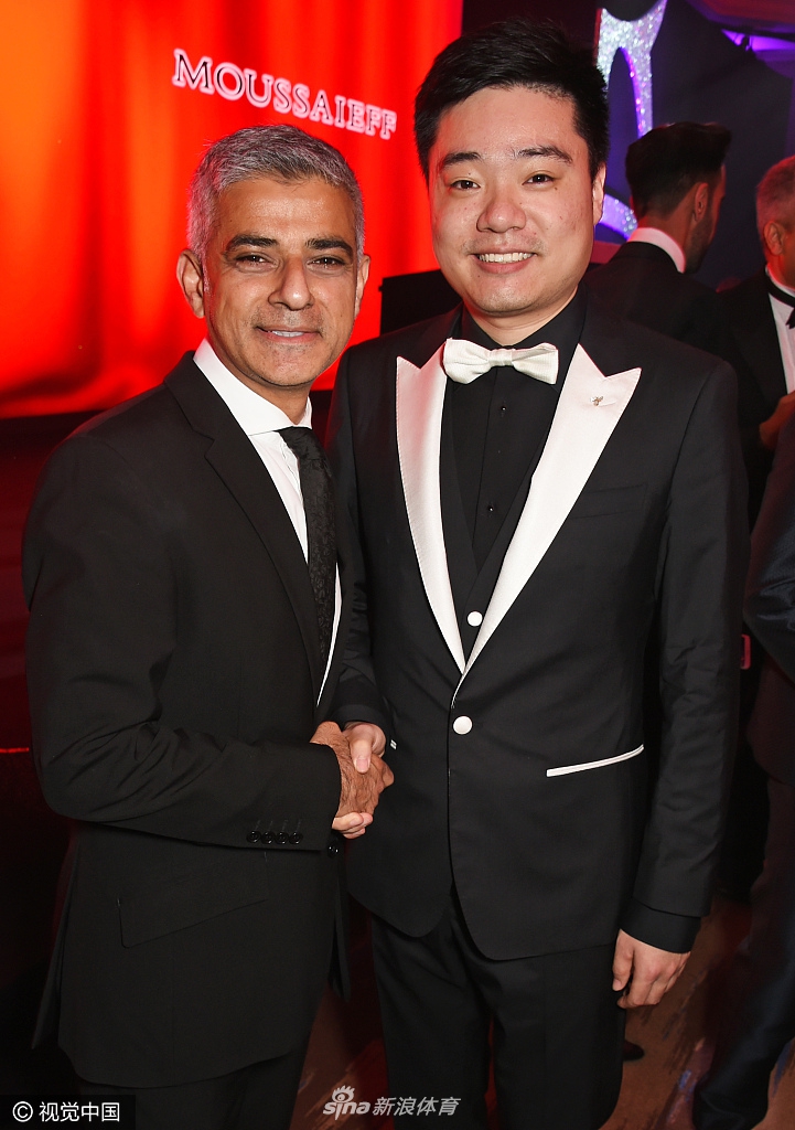 丁俊晖亮相亚洲大奖颁奖礼合影伦敦市长