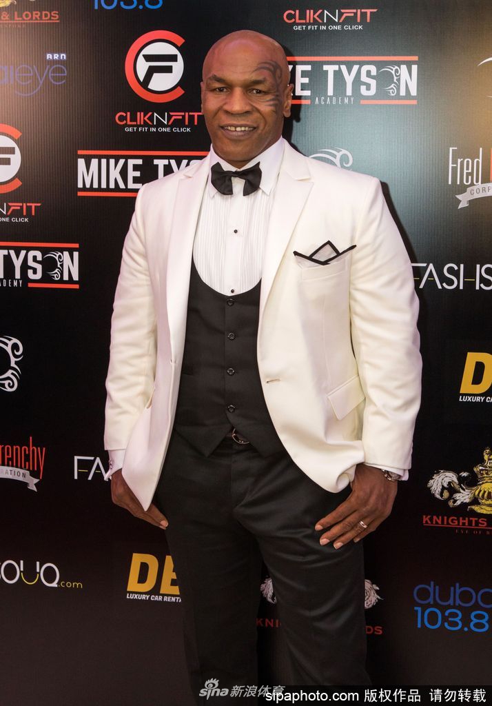 拳王泰森阿联酋参加活动美女作陪心情大好