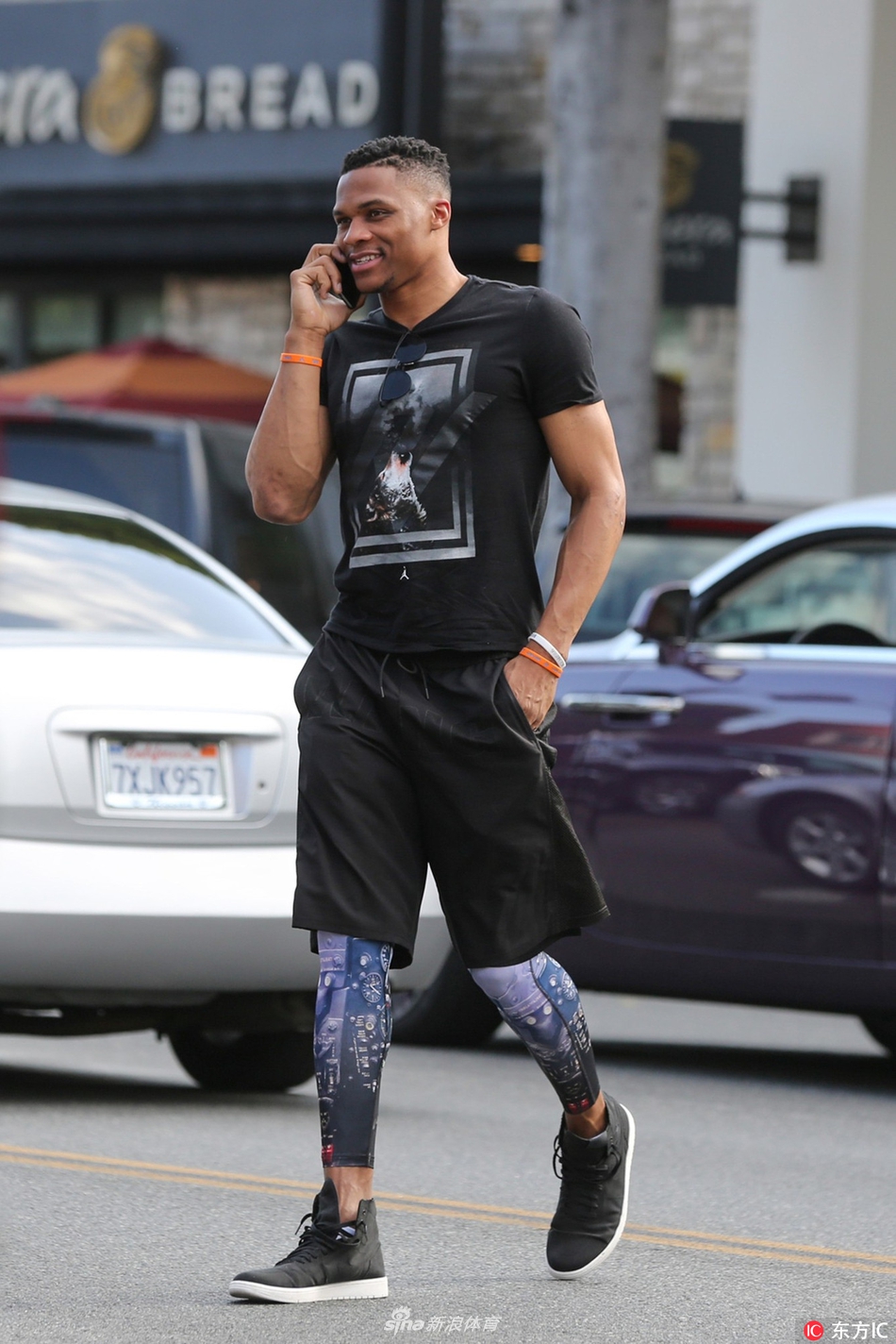 威少运动休闲装外出忙打电话心情好