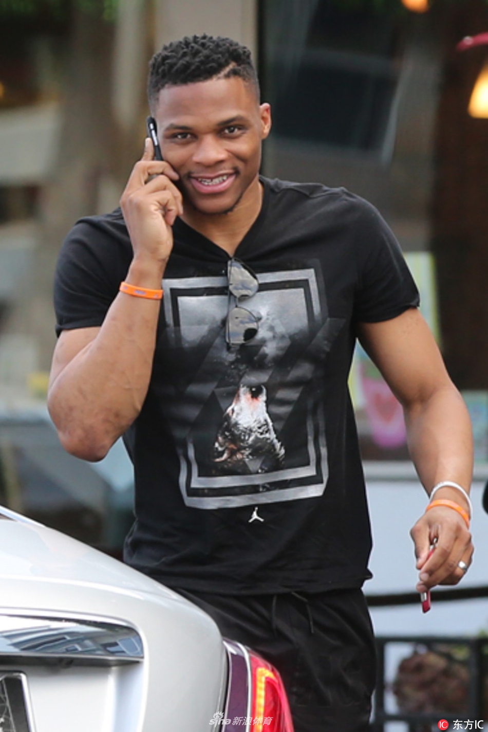 威少运动休闲装外出忙打电话心情好