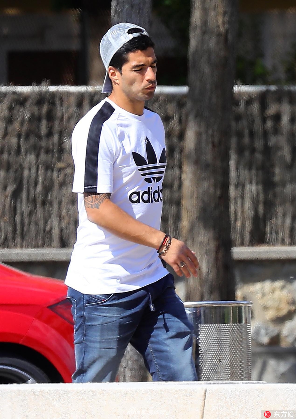 苏亚雷斯带家人户外散心十足好爸爸