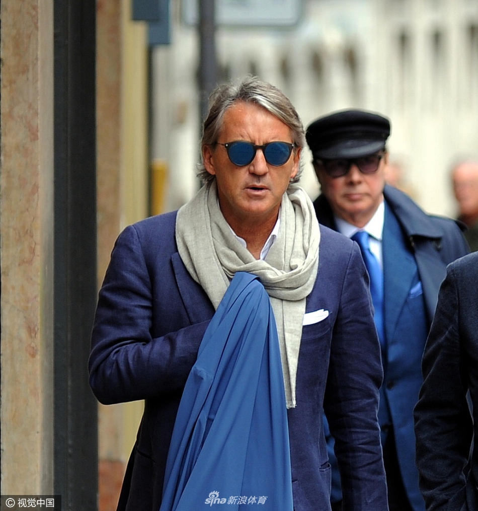 曼奇尼米兰街头西装墨镜风度翩翩