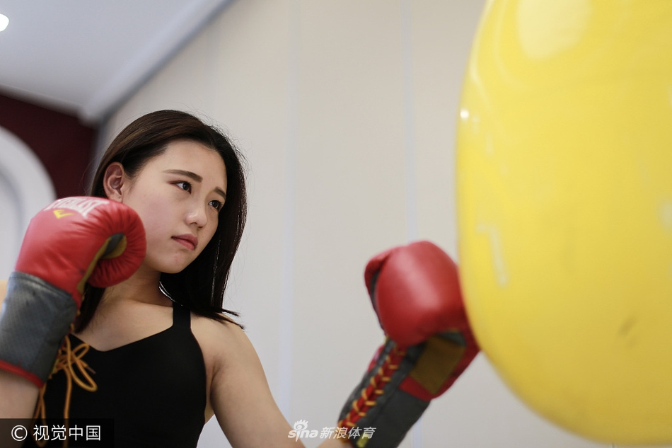 拳击宝贝海选美女击沙袋秀身材
