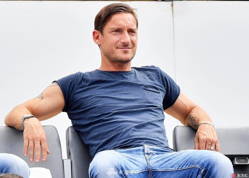 托蒂潇洒观战罗马大师赛