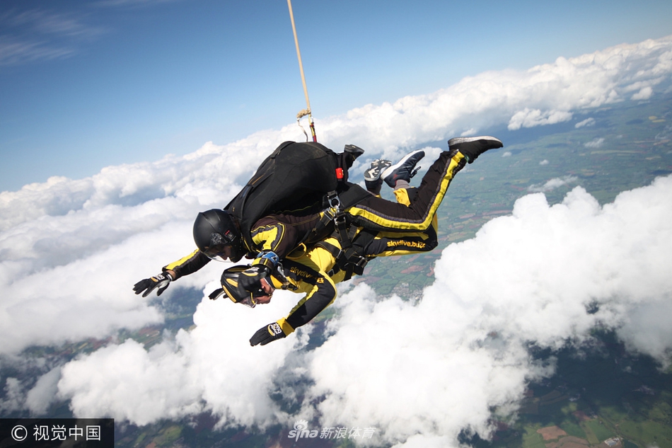 百岁退伍老兵玩高空跳伞刷新世界记录