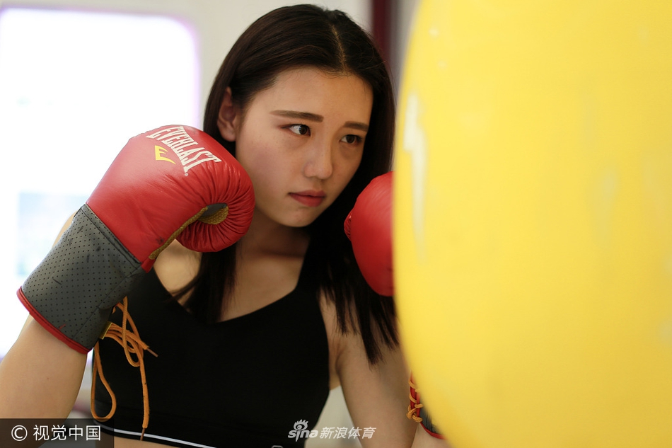 拳击宝贝海选美女击沙袋秀身材