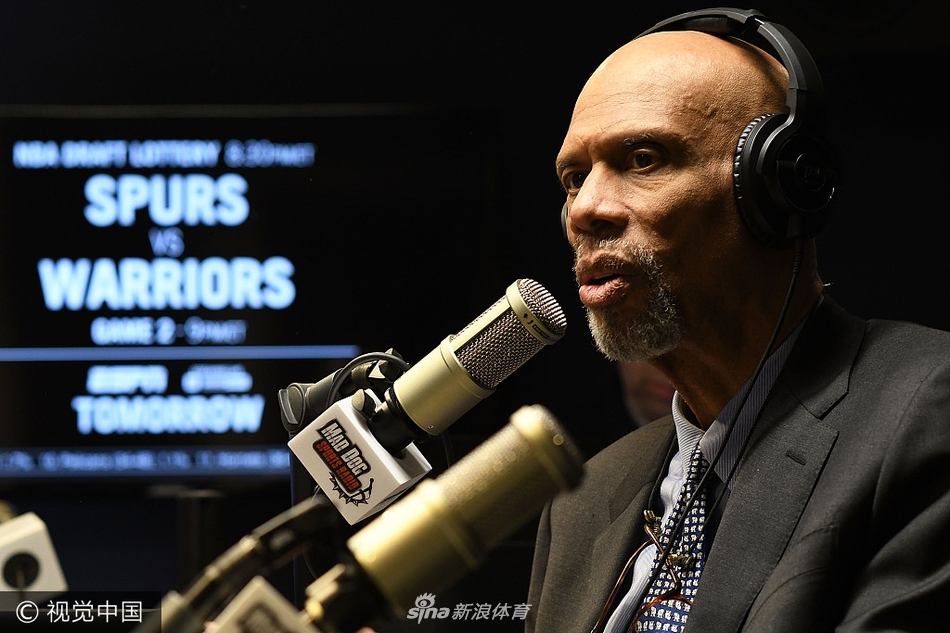 贾巴尔接受采访侃侃而谈神情严肃