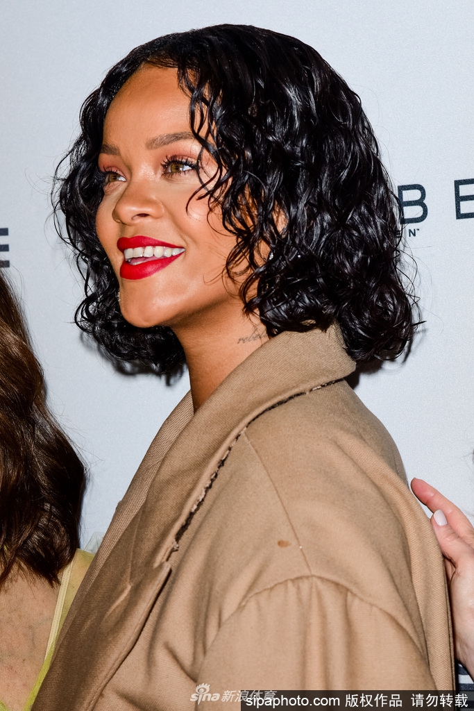 蕾哈娜红唇湿发别样诱惑