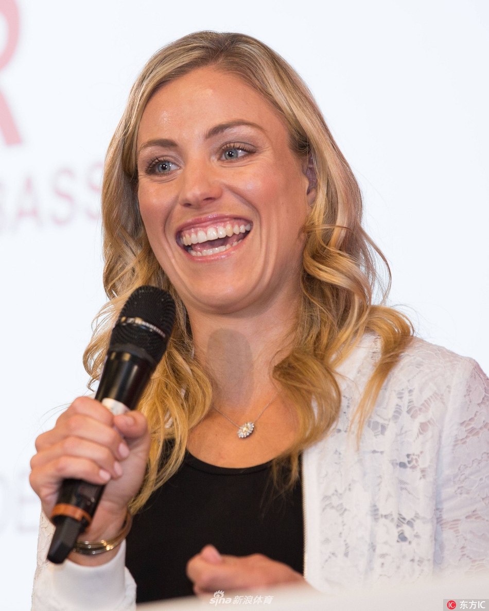 科贝尔出席品牌活动咧嘴大笑心情佳