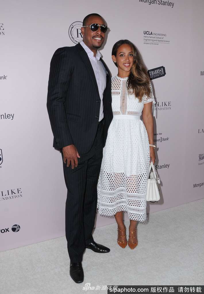 皮尔斯携妻亮相标志墨镜帅气不减