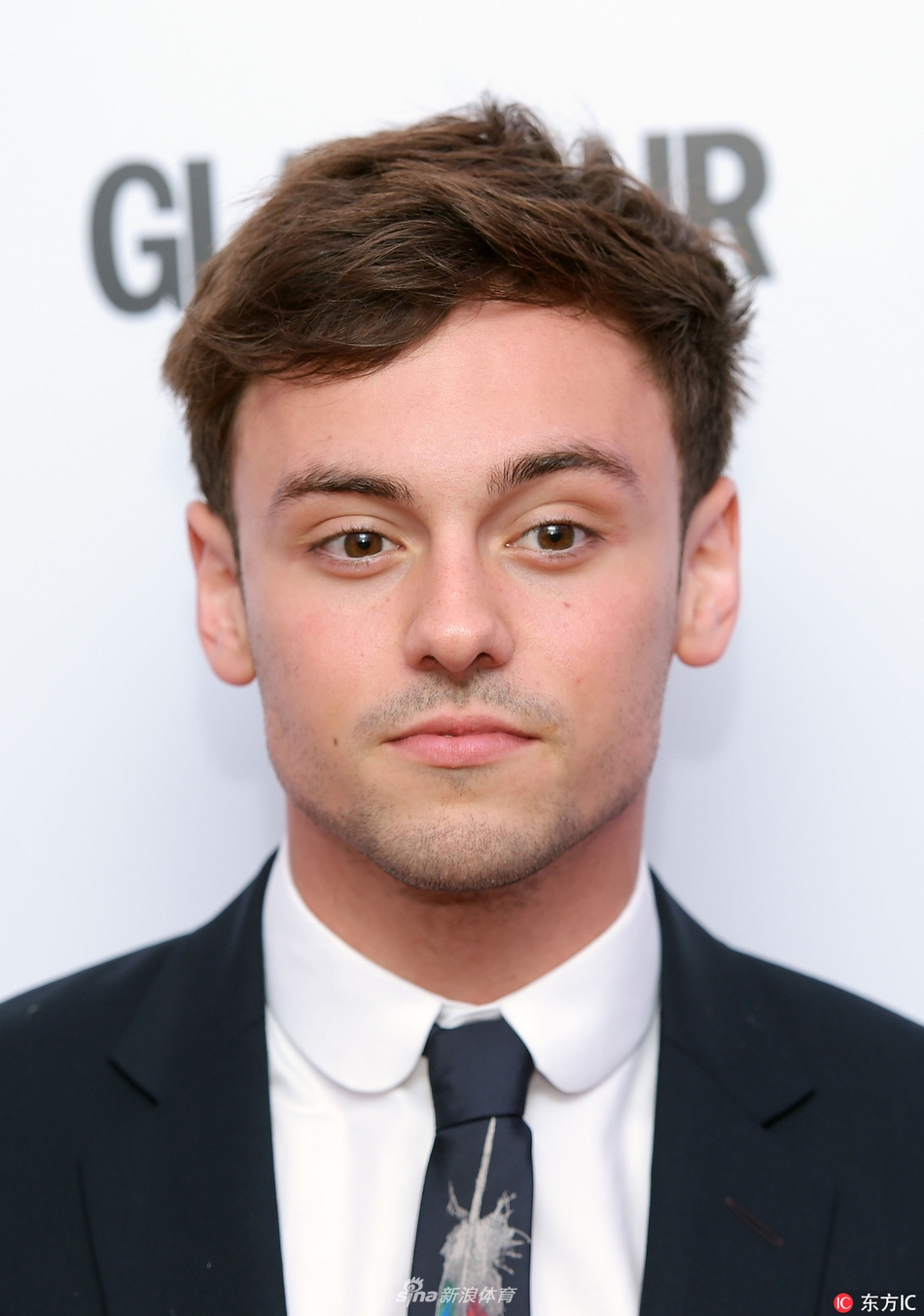 戴利西装革履出席年度女性颁奖礼_高清图集_新浪网