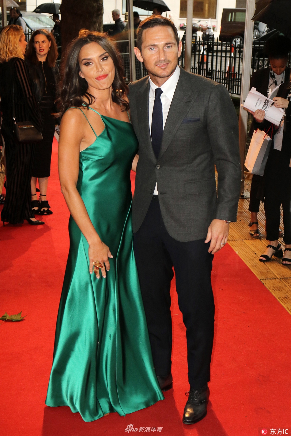 兰帕德携娇妻亮相红毯恩爱十足