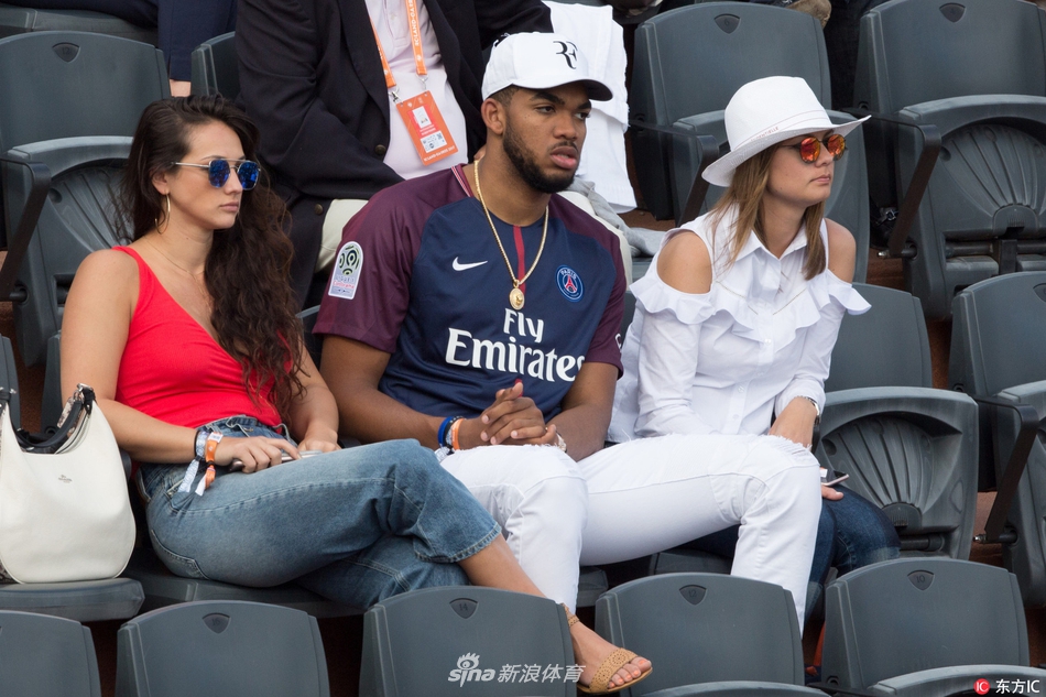 森林狼球星观战法网两美女"左拥右抱"_高清图集_新浪网