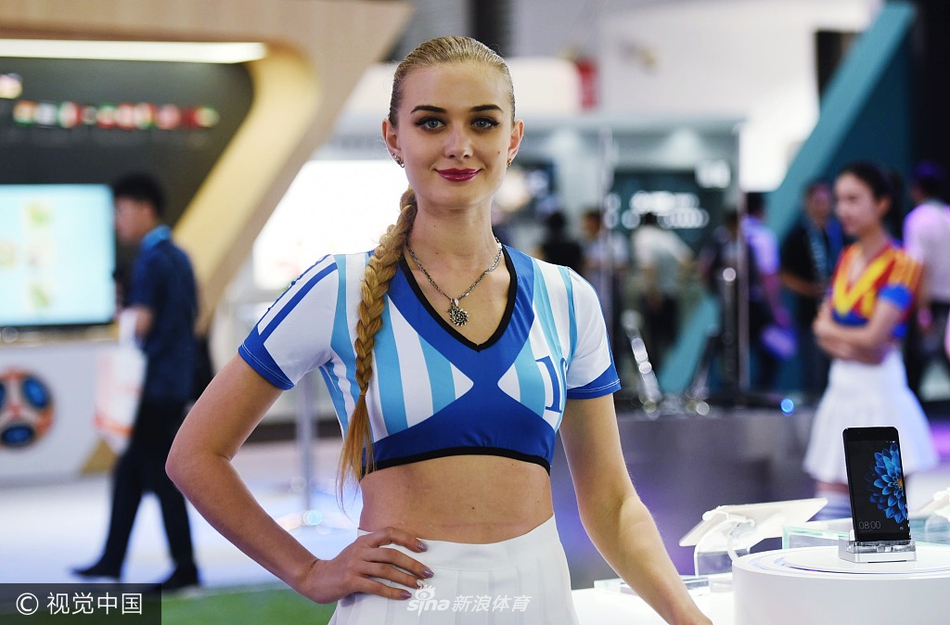 足球宝贝助阵亚洲电子消费展