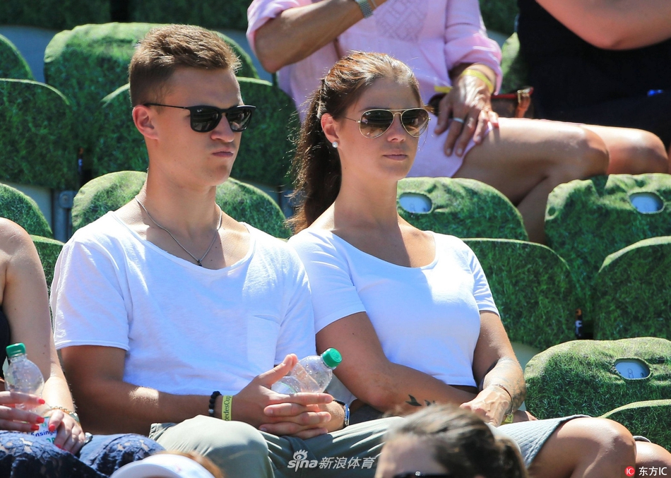 基米希携女友观战费德勒训练