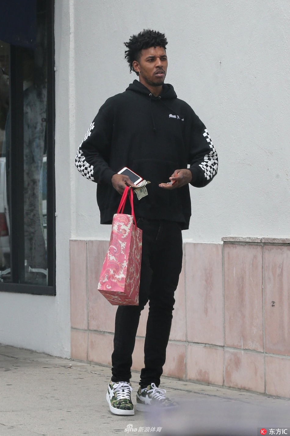 尼克杨现身街头独自一人外出购物_高清图集_新浪网