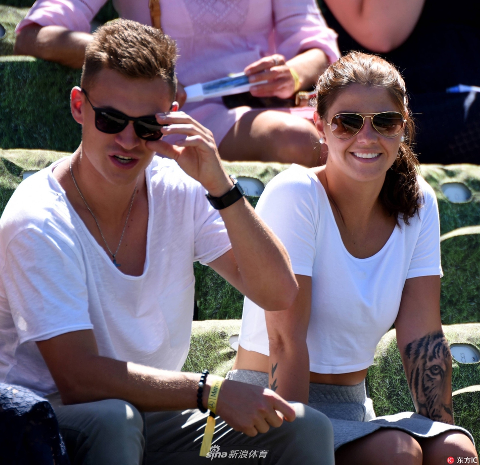 基米希携女友观战费德勒训练