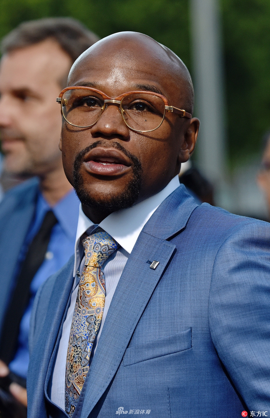 梅威瑟一身蓝色西装亮相首映礼