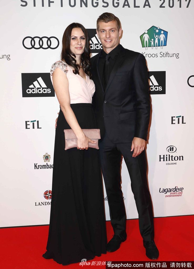 克罗斯携妻子出席基金会晚宴活动