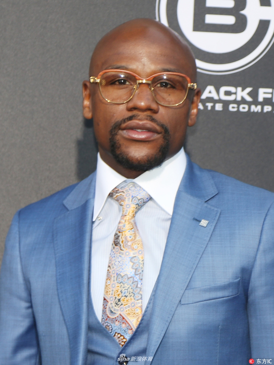 梅威瑟一身蓝色西装亮相首映礼