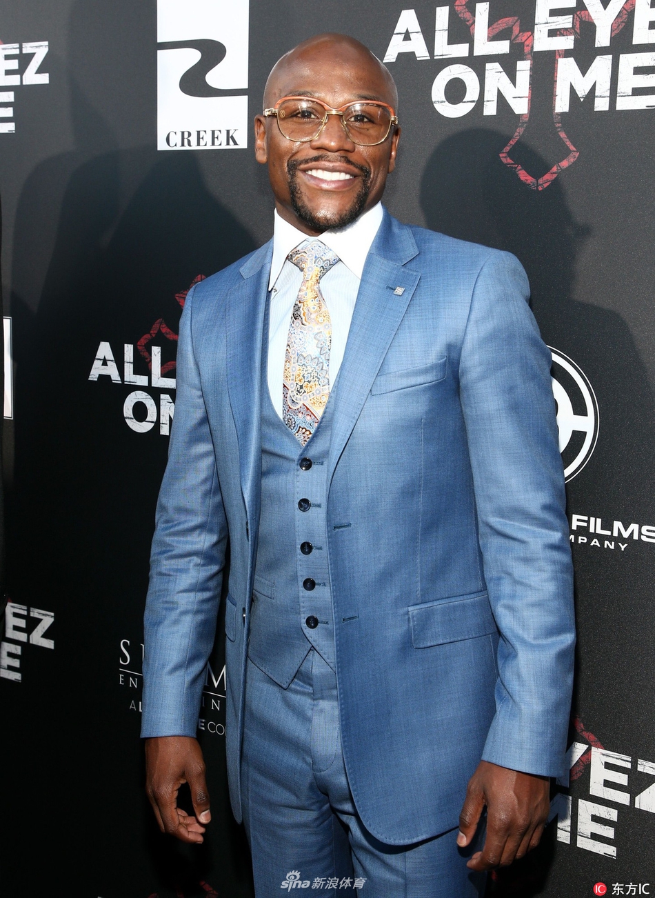 梅威瑟一身蓝色西装亮相首映礼