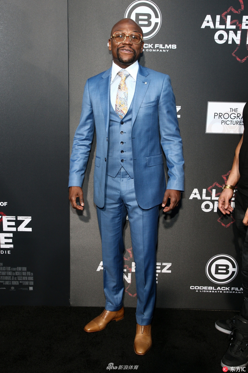 梅威瑟一身蓝色西装亮相首映礼