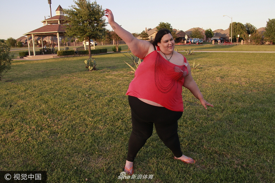 美国600斤女子减182斤备孕 曾用漏斗喂食